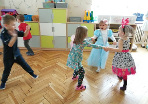 Dzieci tańczą według swojego pomysłu